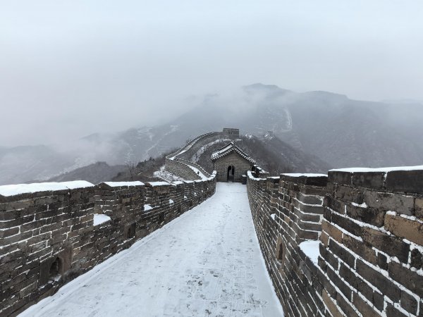 北京初雪妆点慕田峪长城，银装素裹壮好意思静谧